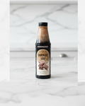 Bottle of chocolate-flavored topping on a white marble surface.
Sauce chocolat Naturera 1L